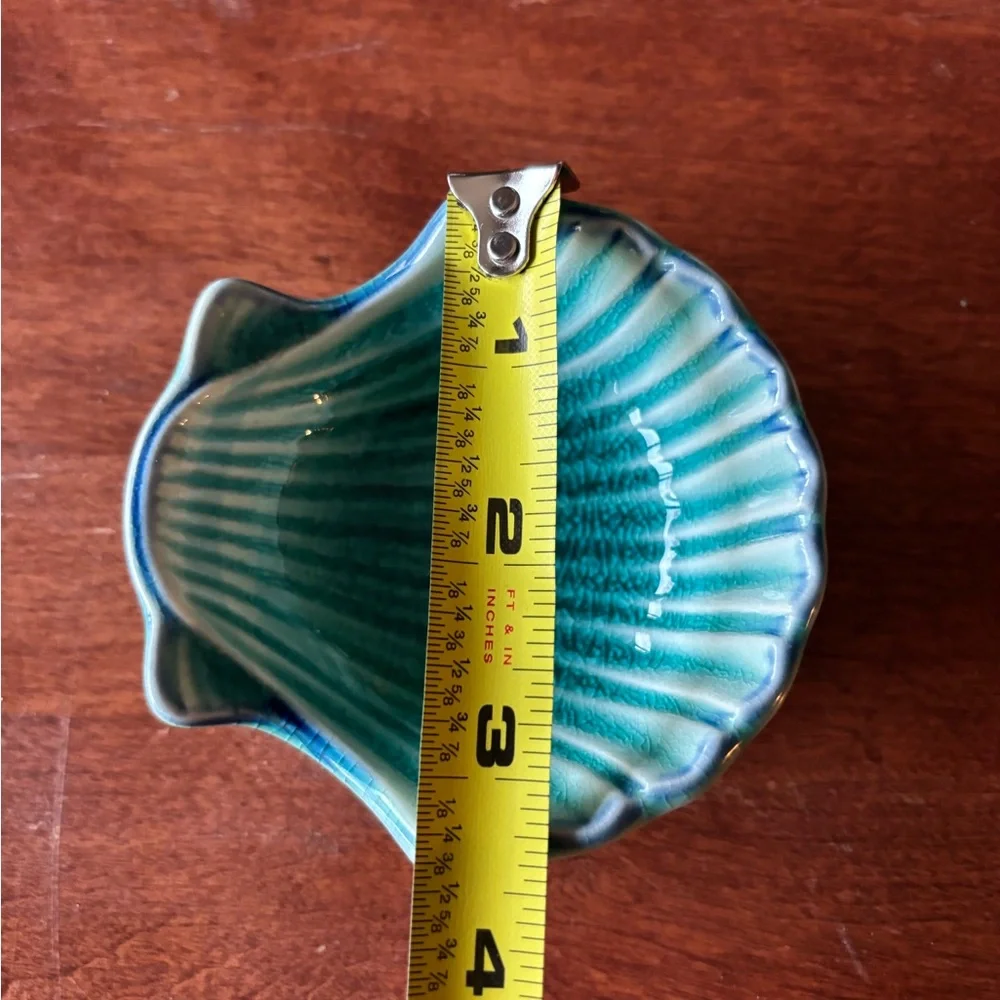 The Unbranded Brand tiny clamshell